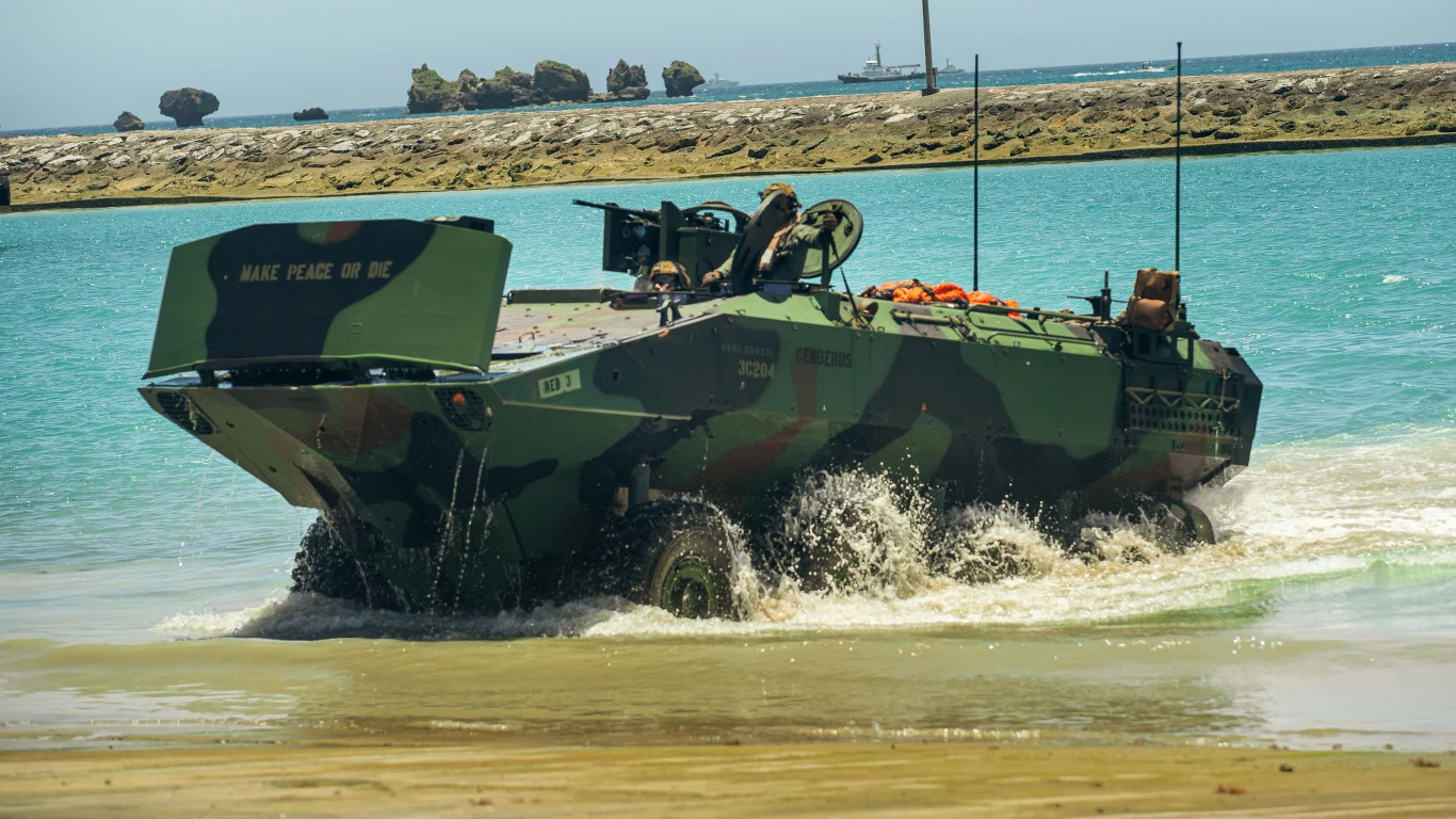 Amerykanie przerzucają nowoczesne wozy bojowe w rejon Pacyfiku. Szykują się na walkę z Chinami Amerykanie przerzucają nowoczesne wozy bojowe w rejon Pacyfiku. Szykują się na walkę z Chinami