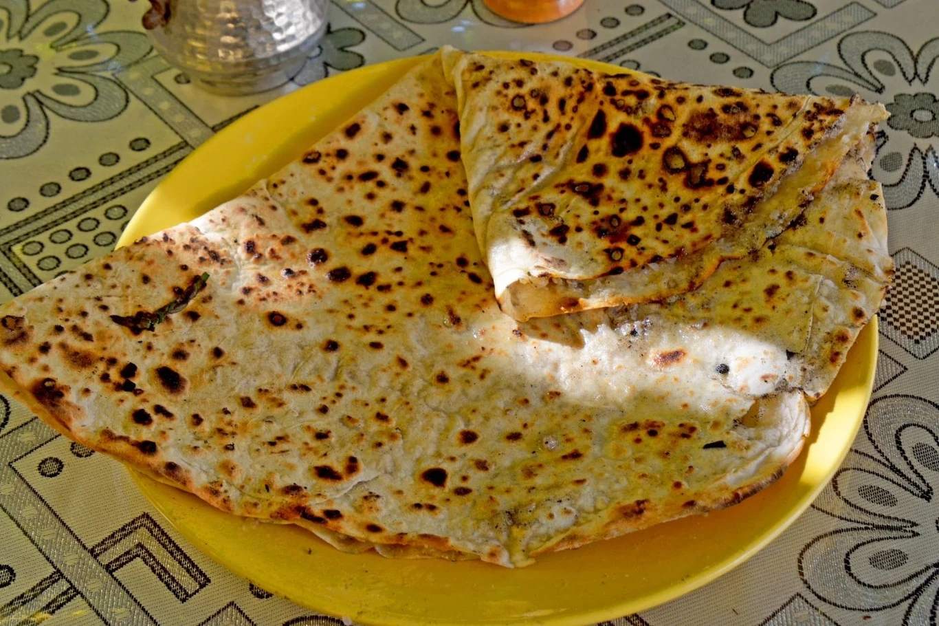 Gozleme to cienki turecki placek, który bardzo szybko się przygotowuje Gozleme to cienki turecki placek, który bardzo szybko się przygotowuje