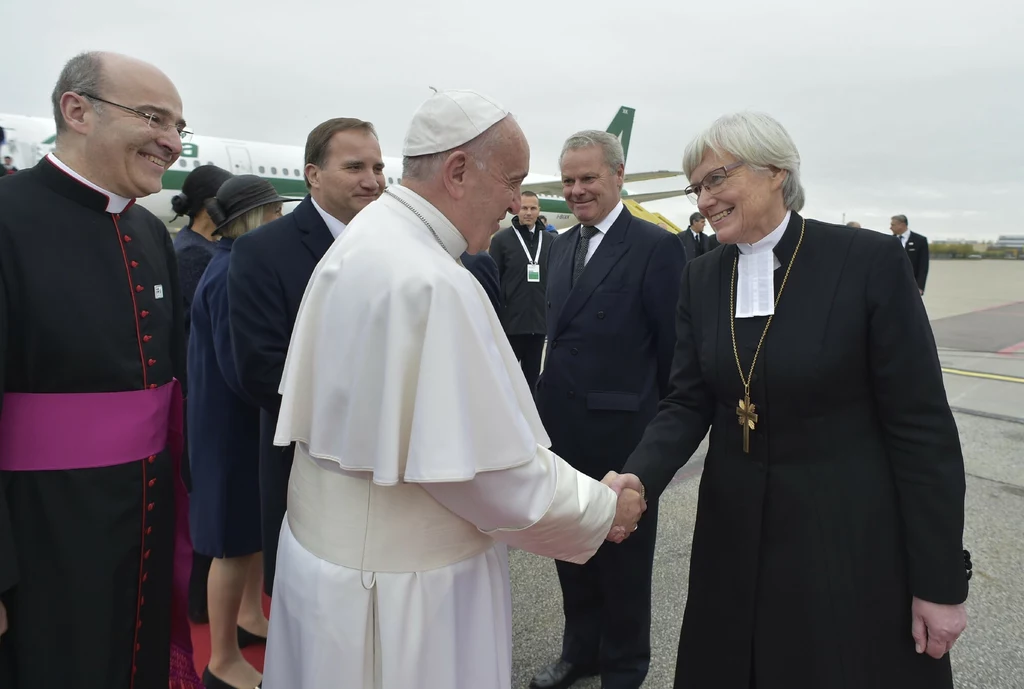 Papież Franciszek witany przez szwedzką arcybiskup Antje Jackelén Papież Franciszek witany przez szwedzką arcybiskup Antje Jackelén