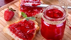 Połączenie owoców, które nie dziwi, ale zaskakuje. Tego lata zrób dżem truskawkowo-bananowy