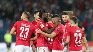 Miki Villar (trzeci od lewej na pierwszym planie) opuścił szeregi Wisły Kraków i dołączył do Jagiellonii Białystok