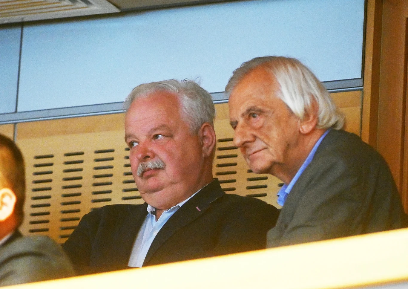 Ryszard Terlecki w towarzystwie Jacka Osucha przysłuchuje się obradom sejmiku Ryszard Terlecki w towarzystwie Jacka Osucha przysłuchuje się obradom sejmiku