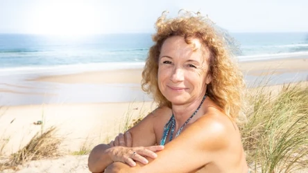 Dla 50-latek najlepsze są jednoczęściowe stroje kąpielowe. 