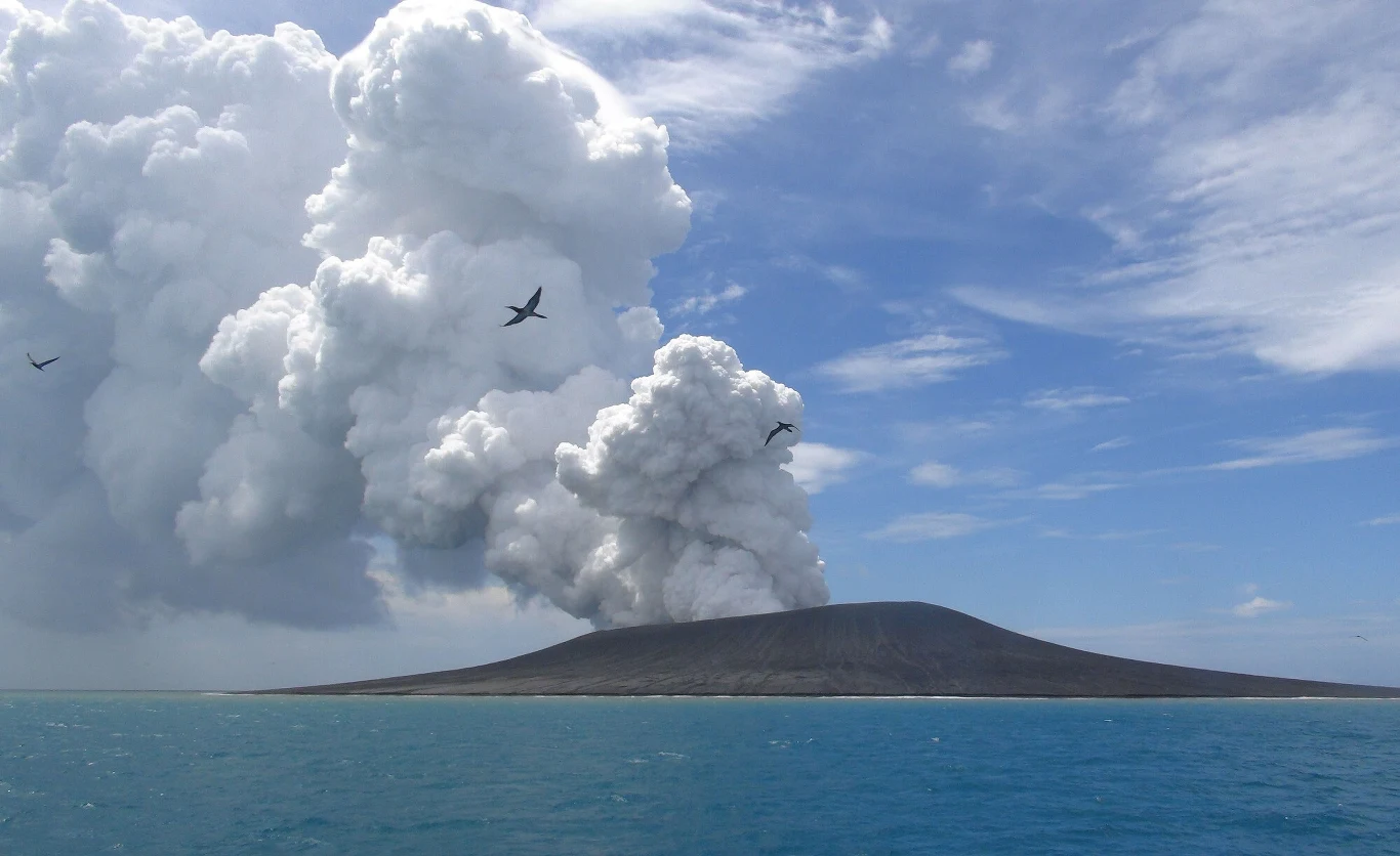 Hunga Tonga to wulkaniczna wyspa na Oceanie Spokojnym położona 45 km na północny zachód od stolicy Tonga