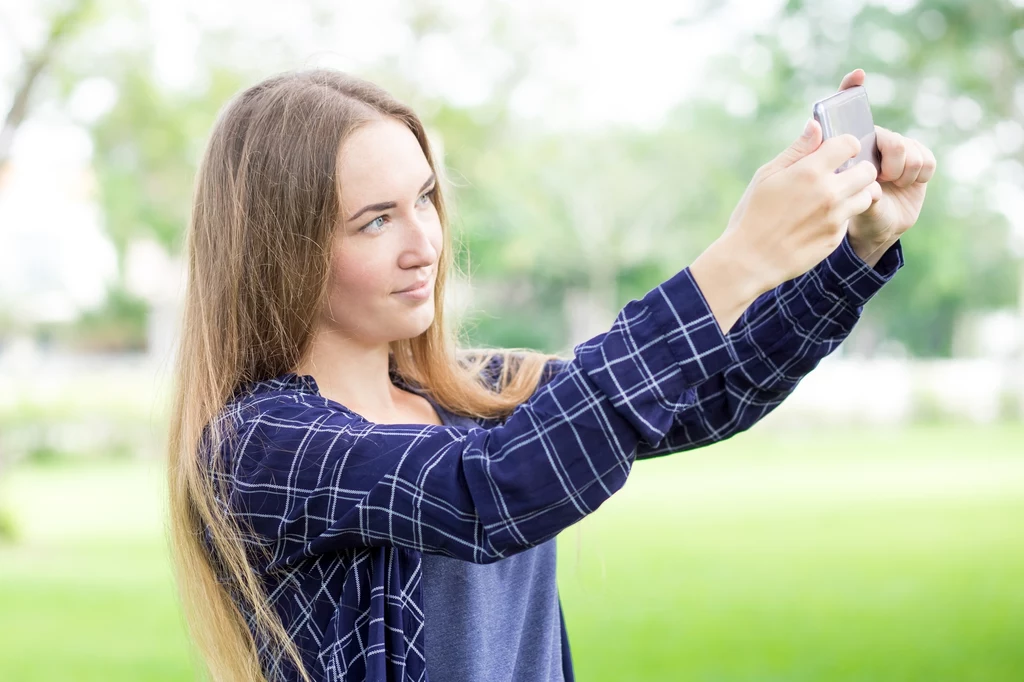 Zrobione własnoręcznie selfie może bardzo odbiegać od zdjęć zrobionych nam przez inne osoby