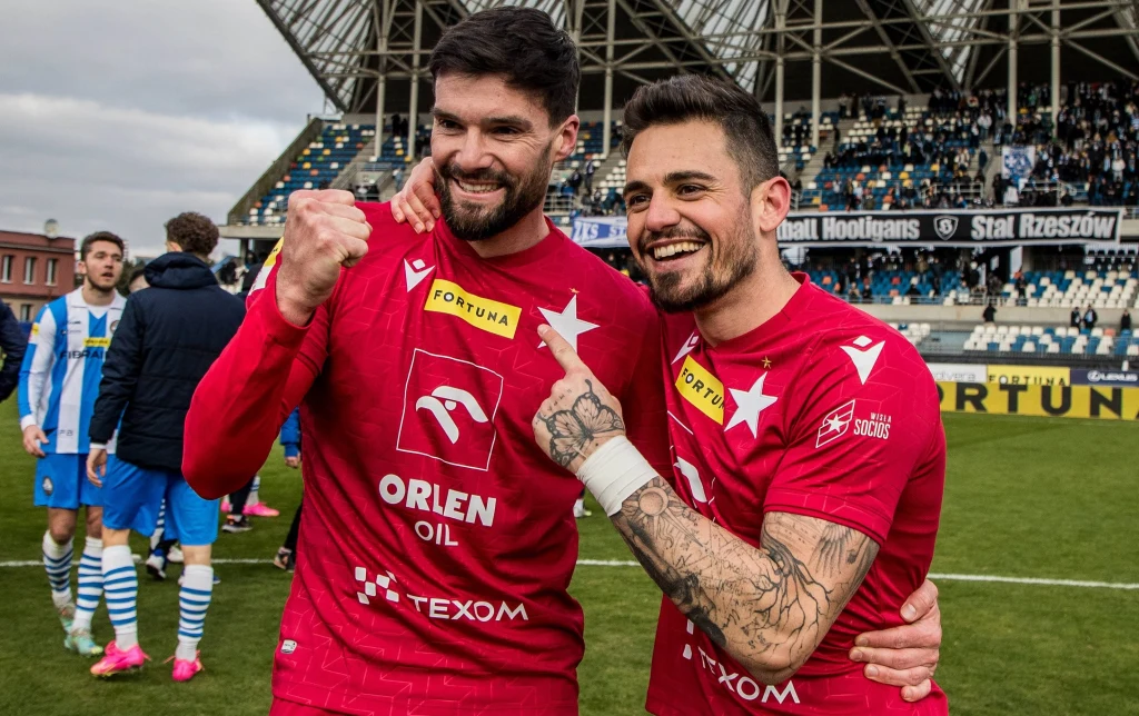 Joan "Goku" Roman (z prawej) znalazł się na liście życzeń Wieczystej Kraków 