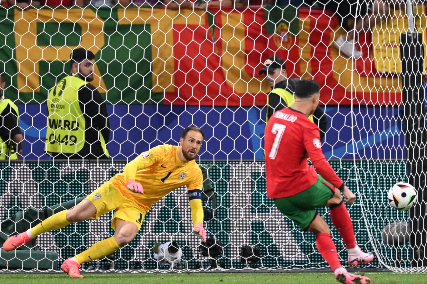 Tym strzałem Cristiano Ronaldo nie zdołał pokonać Jana Oblaka 
