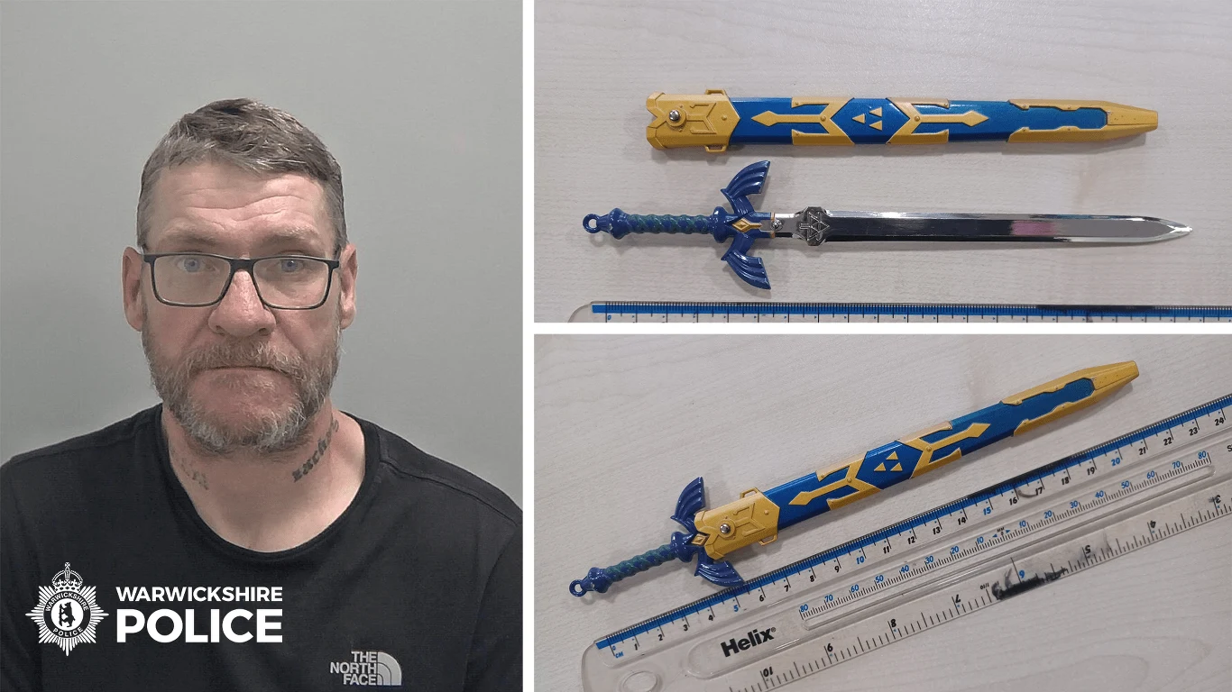 Policja zatrzymała mężczyznę, który chodził po mieście z miniaturową repliką miecza Master Sword z serii gier The Legend of Zelda. Policja zatrzymała mężczyznę, który chodził po mieście z miniaturową repliką miecza Master Sword z serii gier The Legend of Zelda.