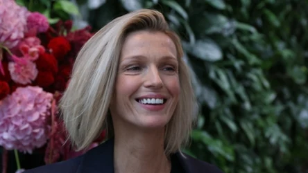 Magda Mołek założyła do jasnej stylizacji modne baleriny z czarnym noskiem. 