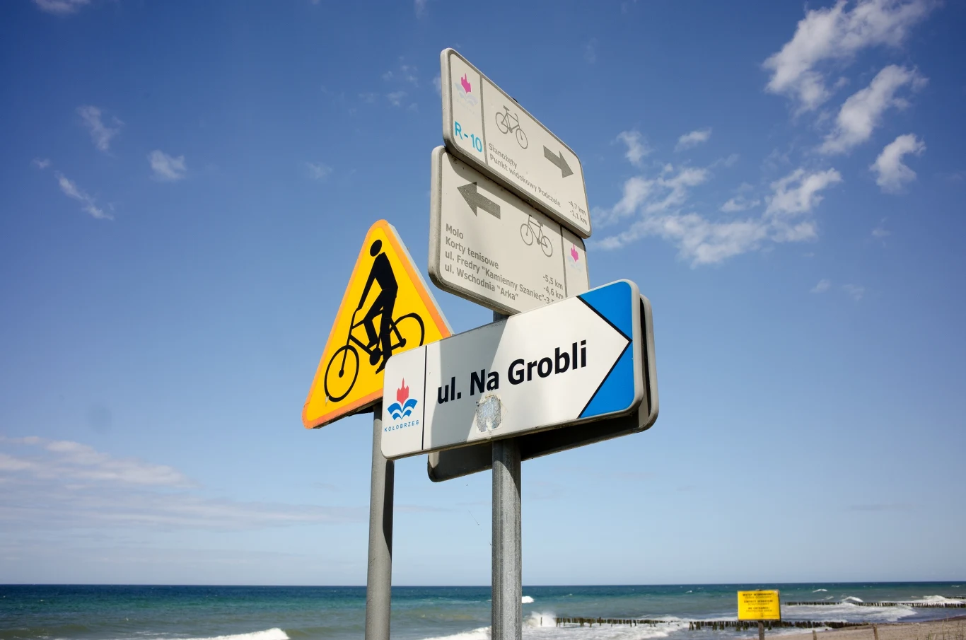 Na trasie rowerowej R10 jest wiele pięknych plaż do odwiedzenia i miejsc do zobaczenia. Zwiedzenie polskiego wybrzeża na rowerze to doskonały plan na wakacje. Na trasie rowerowej R10 jest wiele pięknych plaż do odwiedzenia i miejsc do zobaczenia. Zwiedzenie polskiego wybrzeża na rowerze to doskonały plan na wakacje.