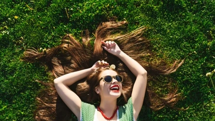 Włosy latem potrzebują szczególnej pielęgnacji, by nadmiernie się nie wysuszyły. Jeden dodatek do szamponu może znacznie poprawić ich stan. 