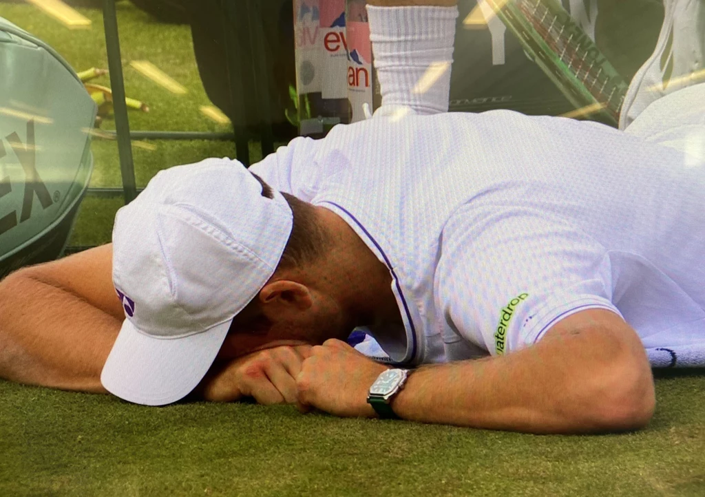 Hubert Hurkacz skreczował w meczu z Arhurem Filsem w drugiej rundzie Wimbledonu 2024 Hubert Hurkacz skreczował w meczu z Arhurem Filsem w drugiej rundzie Wimbledonu 2024