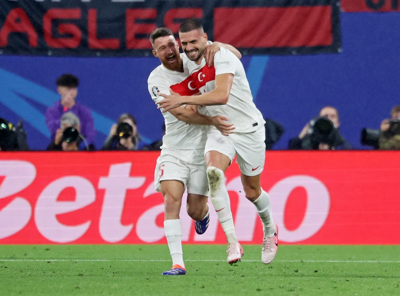 Turecki piłkarz Merih Demiral świętuje zdobycie gola w meczu z Austrią na Euro 2024 Turecki piłkarz Merih Demiral świętuje zdobycie gola w meczu z Austrią na Euro 2024