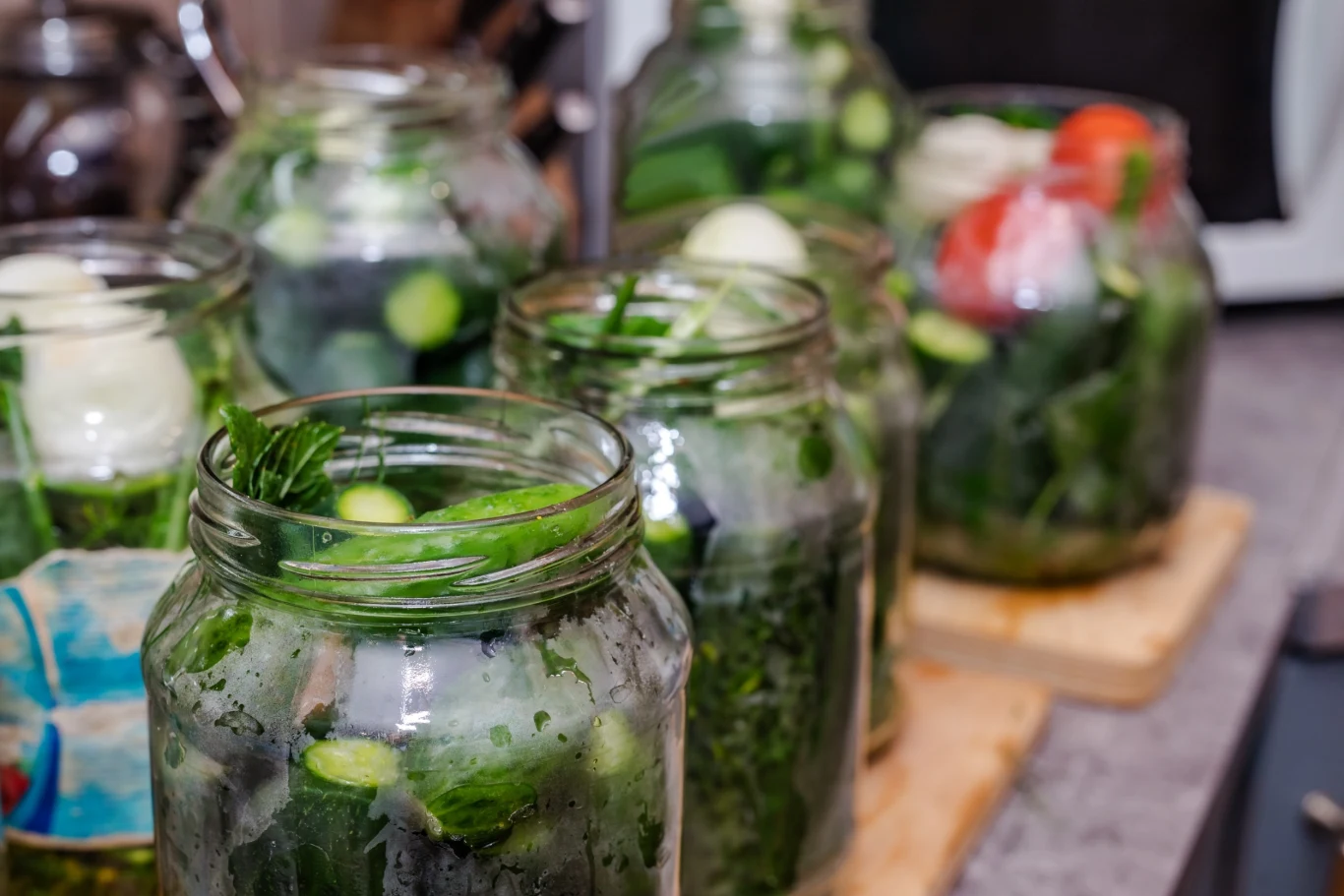 Oprócz hartowania ogromne znaczenie mają również dodatki, które umieszczamy w słoikach wraz z ogórkami.