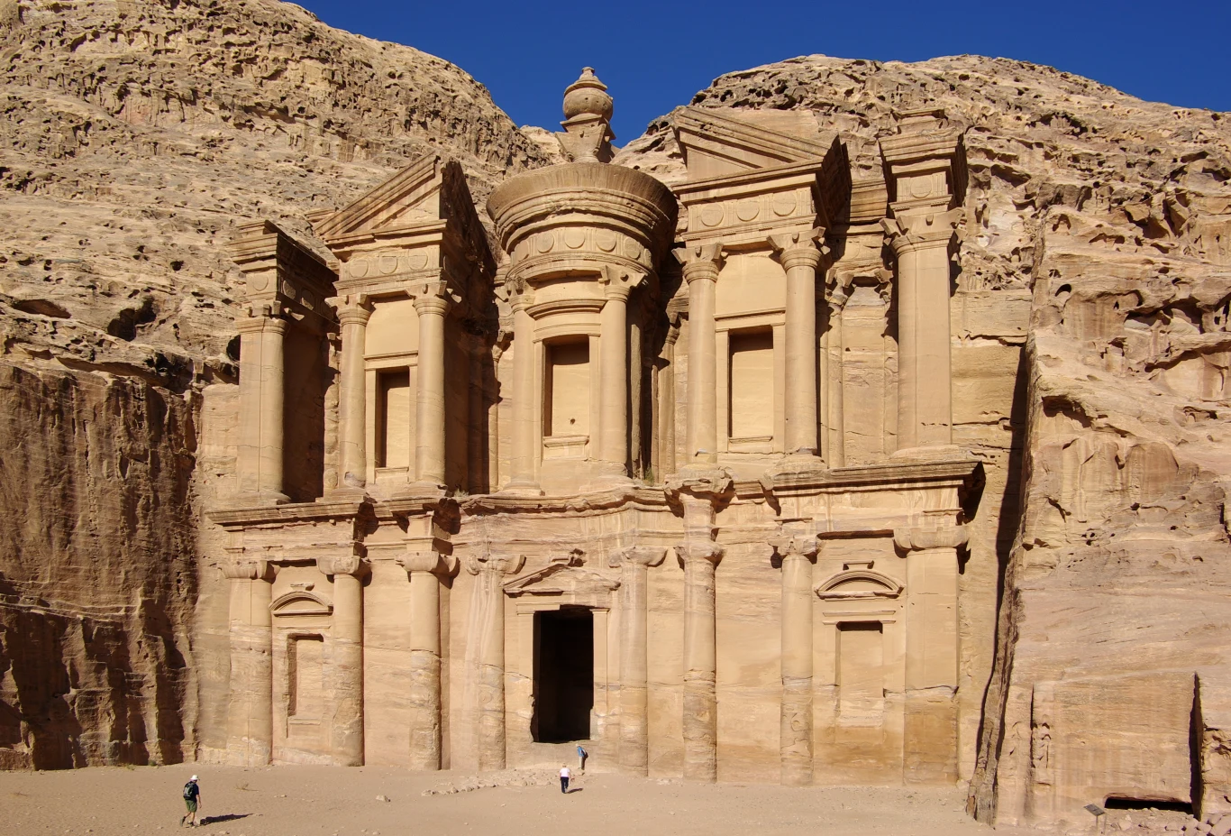 Petra - skalne miasto w Jordanii Petra - skalne miasto w Jordanii