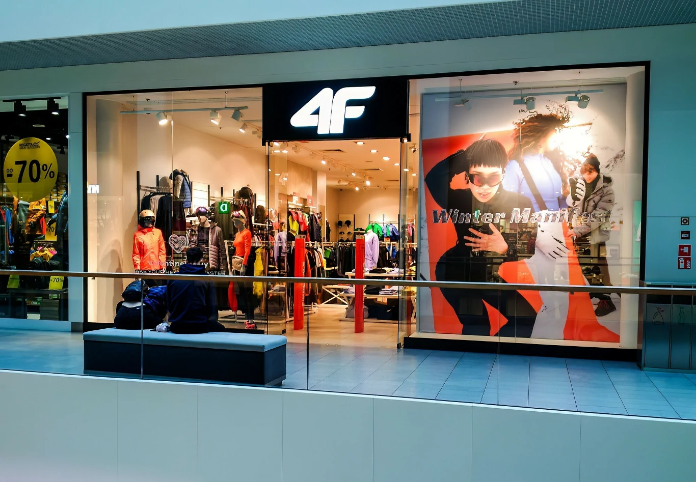 Marka 4F jest znanym producentem odzieży i akcesoriów sportowych. Marka 4F jest znanym producentem odzieży i akcesoriów sportowych.