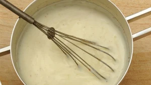 Najlepszy sos czosnkowy na grilla i do pizzy. Najpierw trzeba go... podgotować 