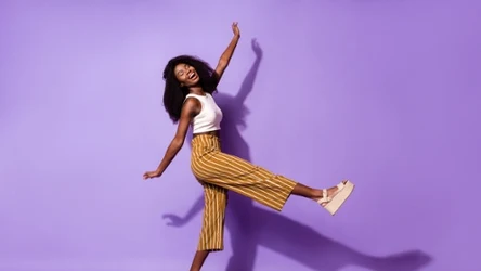 Spodnie w paski coraz częściej pojawiają się w stylizacjach. Można postawić na dowolne kolory i grubość pasków, ciesząc się swobodnym, letnim wyglądem. 