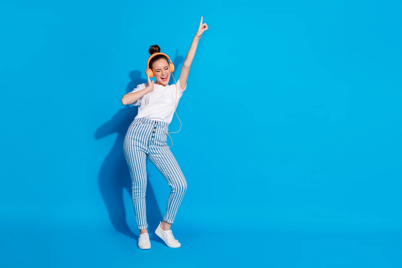 Jak nosić spodnie w paski? Najlepiej zestawiać je z górą w jednolitym kolorze. 