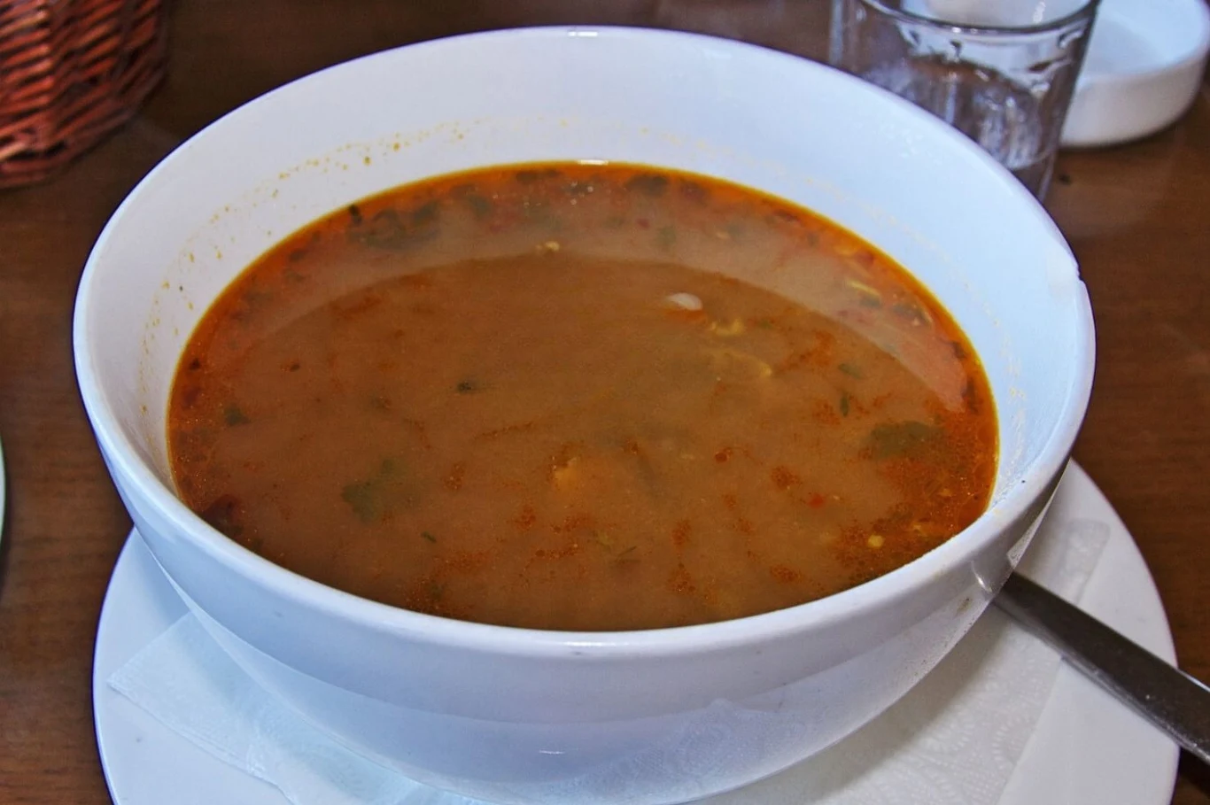 Zupę piwną możemy podać w różnych wydaniach. Możemy zabielić ją śmietaną