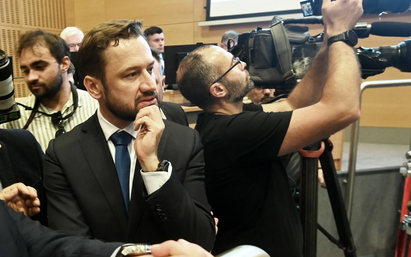 Prezydent Krakowa przysłuchujący się obradą Sejmiku