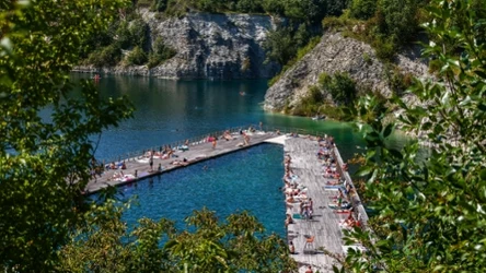 Zalew Zakrzówek to popularne miejsce w Krakowie. Miejsce jest piękne, ale kolejka do kąpieliska problematyczna. Na szczęście mieszkańcy Krakowa mogą liczyć na pierwszeństwo.