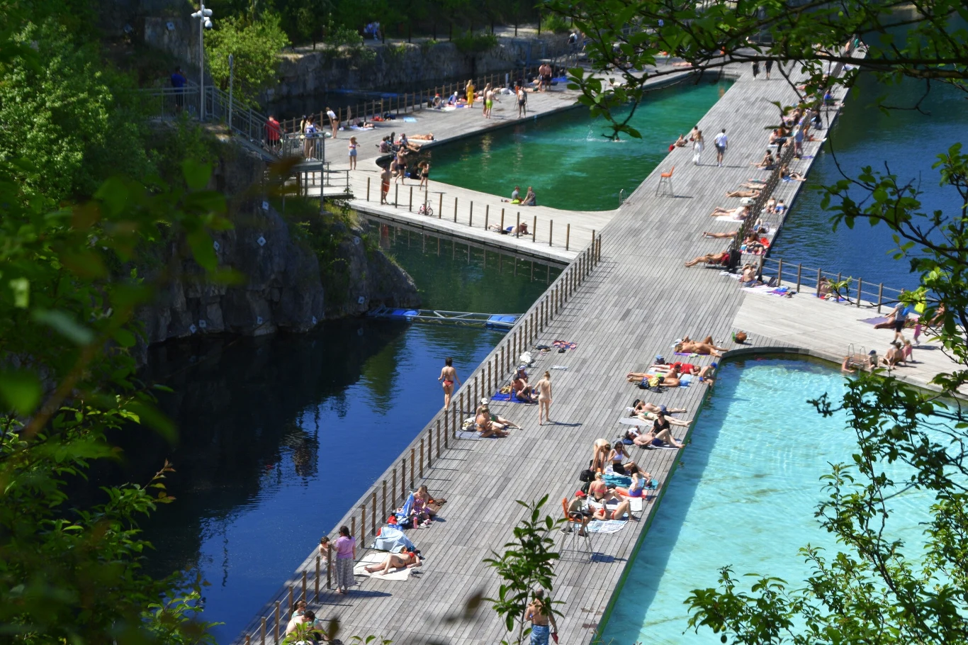 Kąpielisko Zakrzówek cieszy się ogromną popularnością. Pływające baseny przyciągają wielu ludzi. 