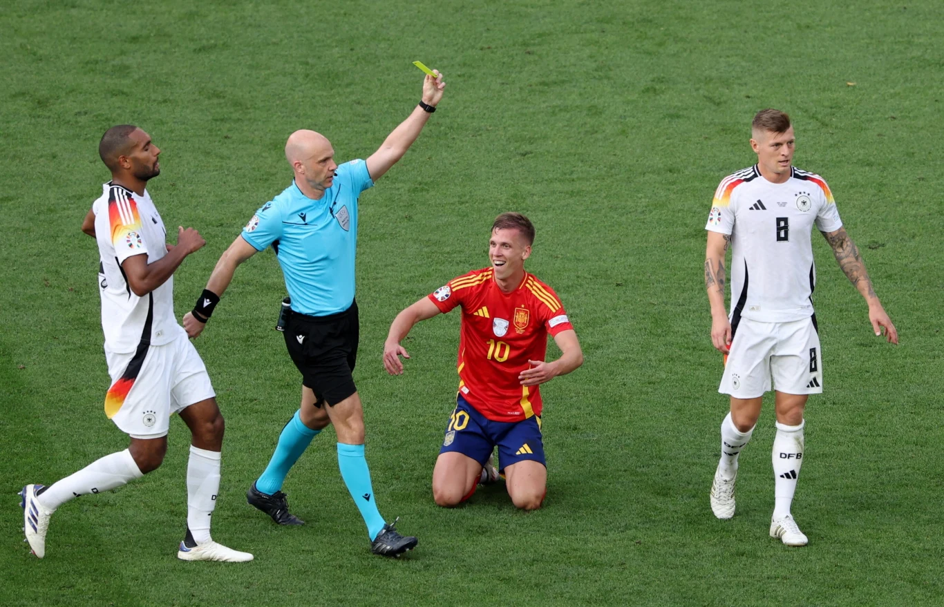 Toni Kroos ukarany żółtą kartką