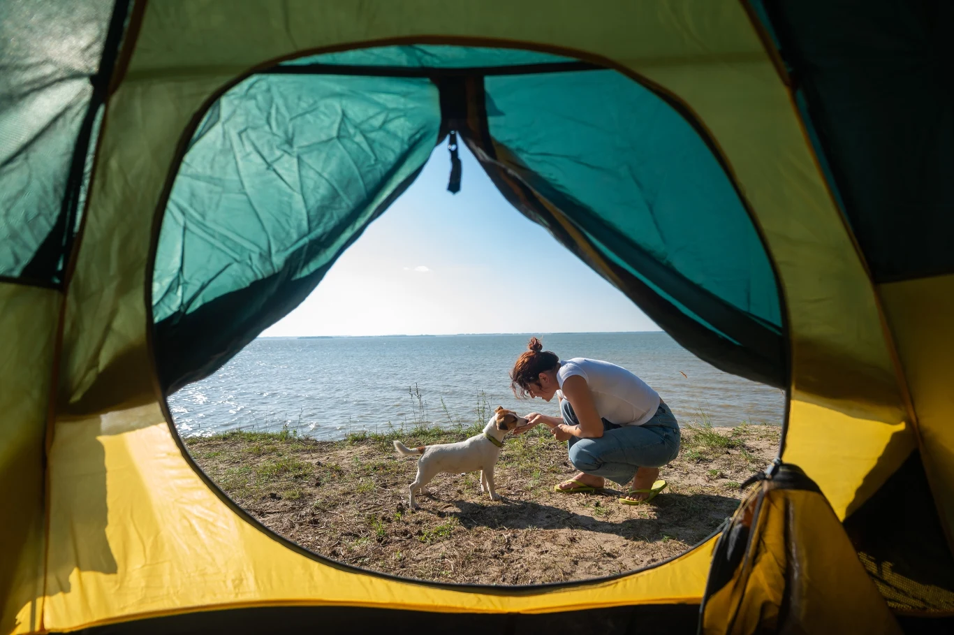 Widok z namiotu na plażę