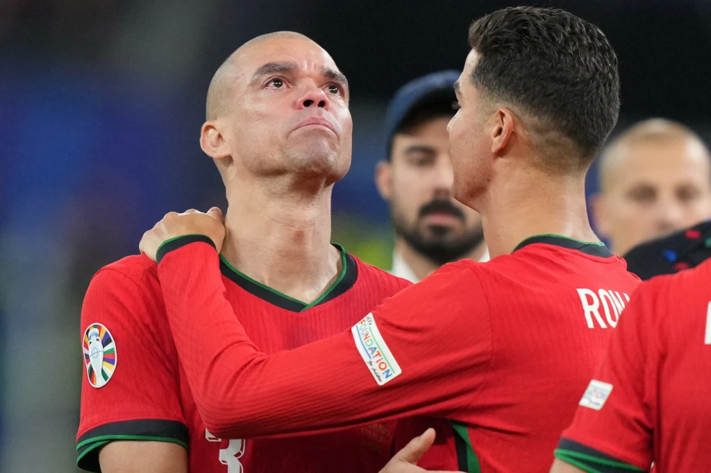 Pepe i Cristiano Ronaldo po rzutach karnych z Francją, 05.07.2024 r.