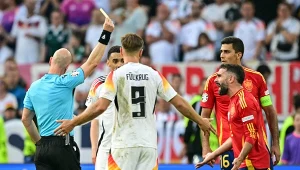 Anthony Taylor pokazuje żółtą kartkę w meczu Hiszpania - Niemcy na Euro 2024