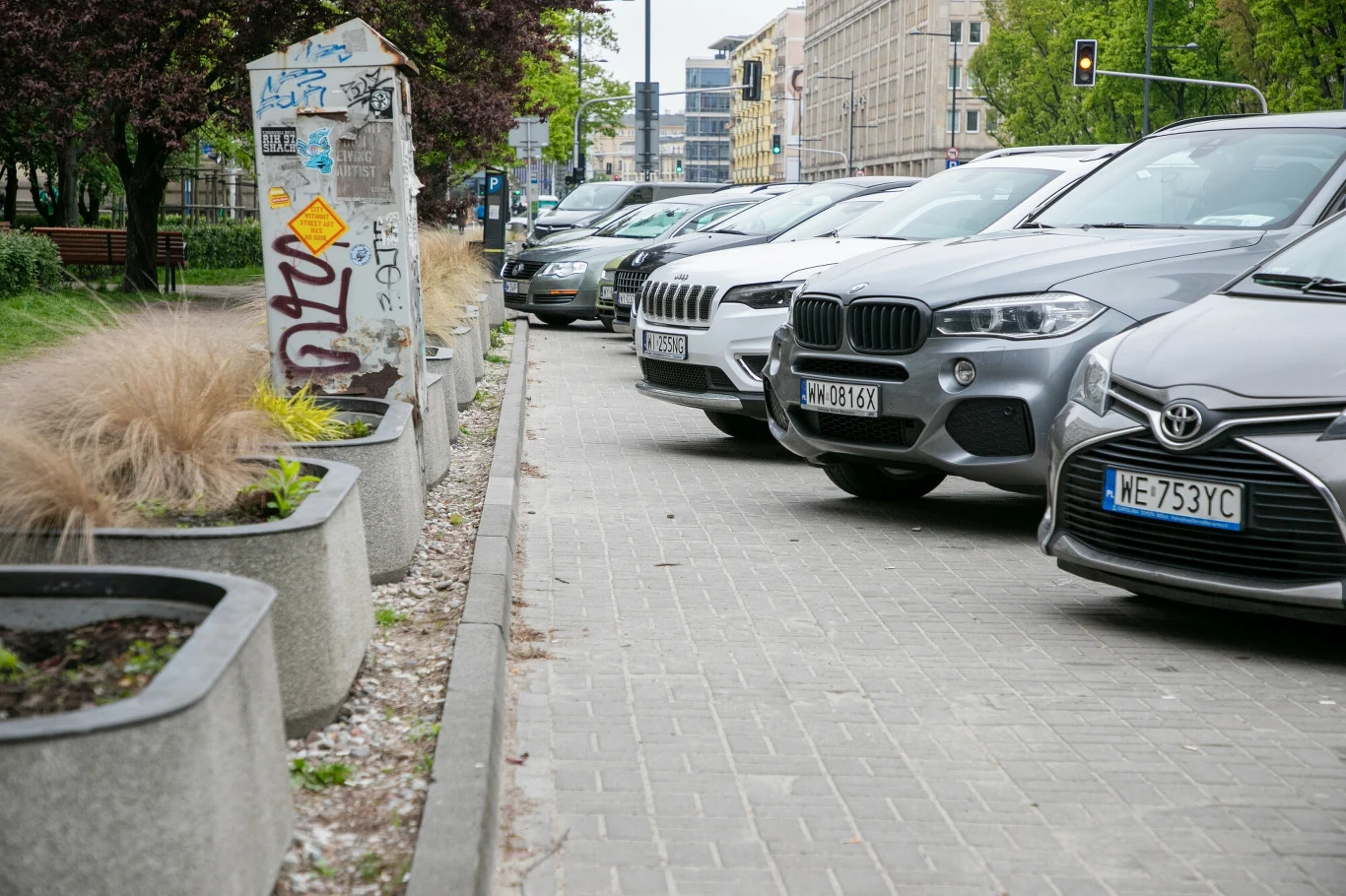 Parkowanie na chodniku jest możliwe, ale obwarowane wieloma przepisami.