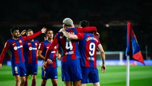 Na pierwszym planie Ronald Araujo i Robert Lewandowski