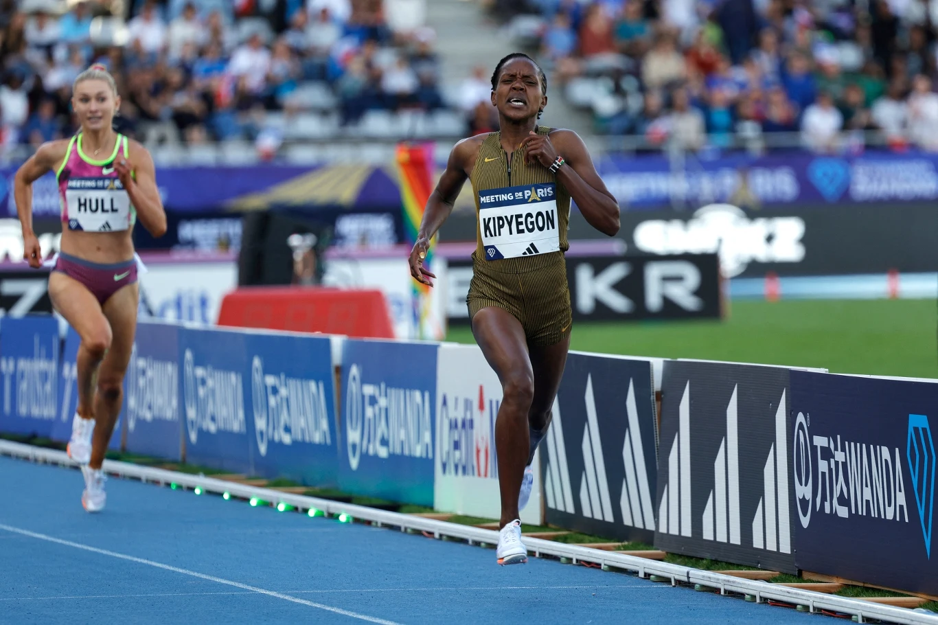 Faith Kipyegon, kilka metrów za nią Jessica Hull