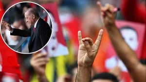 Kibice reprezentacji Turcji i Recep Erdogan (na małym zdjęciu)
