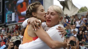 Jarosława Mahuczich (z lewej, w towarzystwie trenerki) pobiła 37-letni rekord świata w skoku wzwyż 