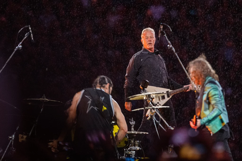 Robert Trujillo (tyłem), James Hetfield i Kirk Hammett (Metallica)