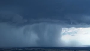 Wodospad z nieba i połamane drzewa w weekend. Czy w tygodniu będzie spokojniej?