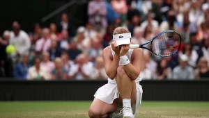 Lulu Sun celebrująca swój awans do ćwierćfinału Wimbledonu