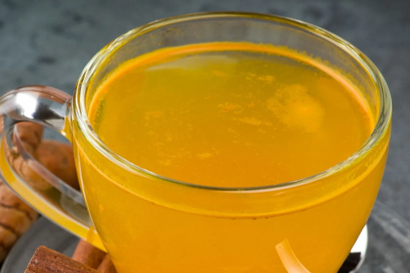 Lemoniada cytrynowa z kurkumą działa przeciwzapalnie i jest polecana przy reumatoidalnym zapaleniu stawów