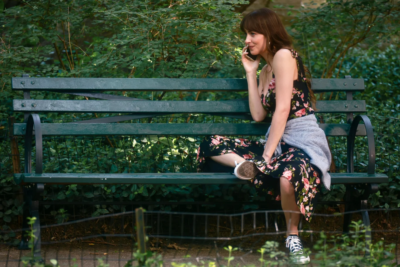 Dakota Johnson swoją stylizacją pokazuje, jak trampki mogą świetnie współgrać z sukienką. 
