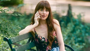 Te buty nie wychodzą z mody od lat. Dakota Johnson nosi je do sukienki 
