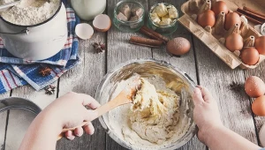 Zamiast puszystego ciasta wychodzi zakalec? Winny może być sposób mieszania ciasta