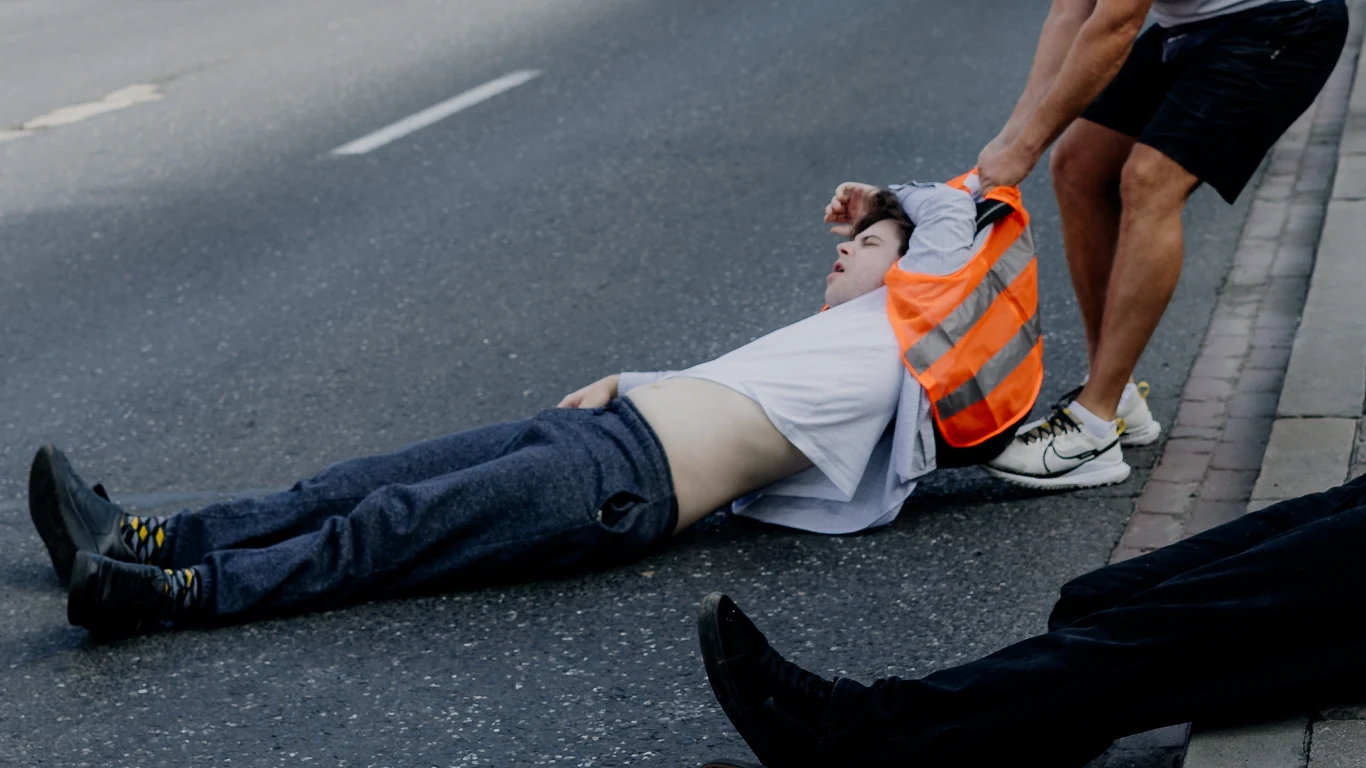 Podczas ostatnich protestów w Warszawie aktywiści i aktywistki Ostatniego Pokolenia spotkali się z wyjątkowo agresywną reakcją kierowców Podczas ostatnich protestów w Warszawie aktywiści i aktywistki Ostatniego Pokolenia spotkali się z wyjątkowo agresywną reakcją kierowców