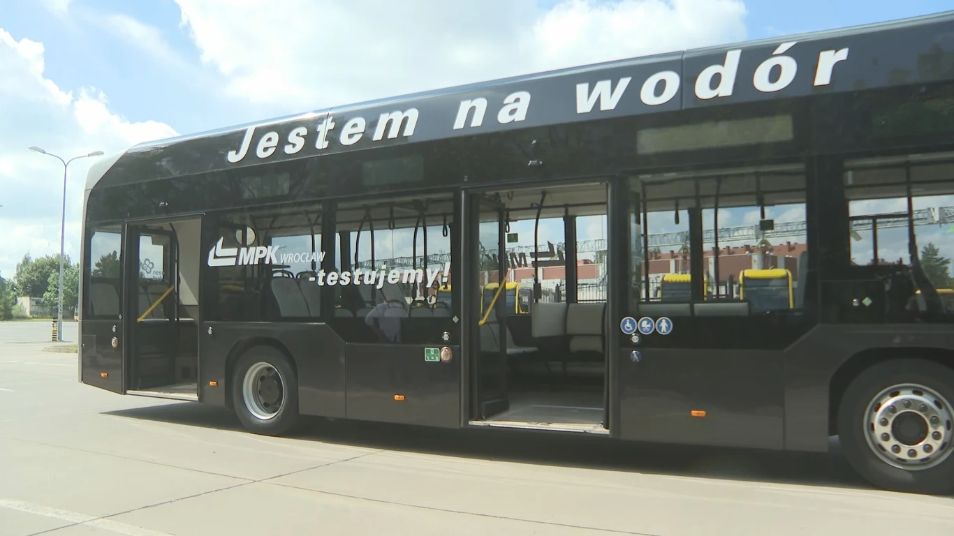 We Wrocławiu ruszyły testy polskiego autobusu na wodór NesoBus