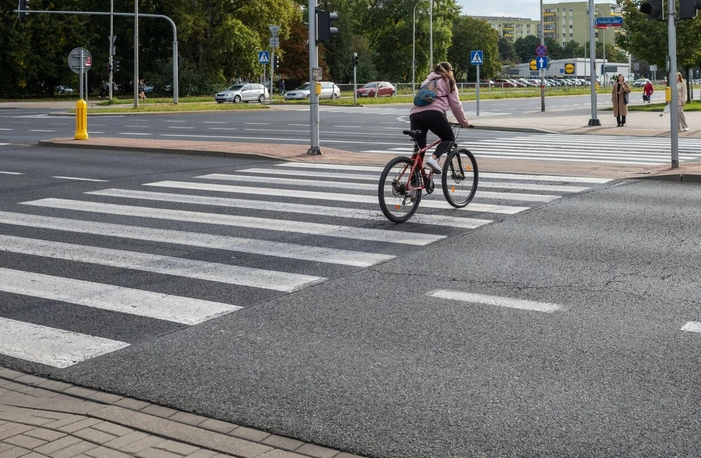 Rowerzyści nie mogą poruszać się po przejściach dla pieszych, choć przepisy przewidują wyjątki