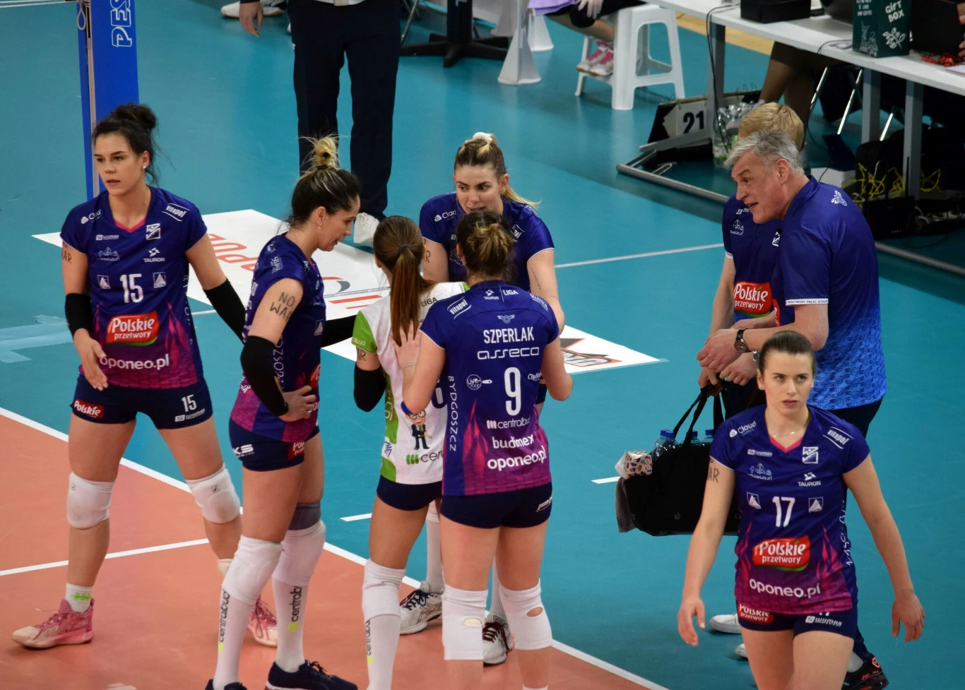 Siatkarki BKS-u, pierwsza z lewej Majka Szczepańska-Pogoda Siatkarki BKS-u, pierwsza z lewej Majka Szczepańska-Pogoda