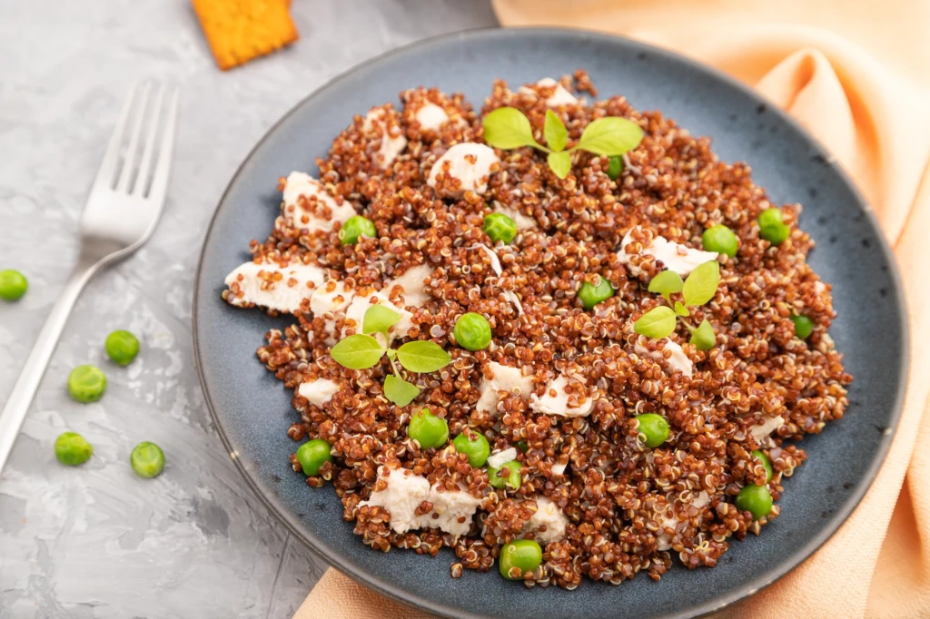 Komosa ryżowa (quinoa) z tofu to wysokobiałkowe danie. BIałko w diecie powstrzymuje podjadanie, pomaga spalać tłuszcz Komosa ryżowa (quinoa) z tofu to wysokobiałkowe danie. BIałko w diecie powstrzymuje podjadanie, pomaga spalać tłuszcz