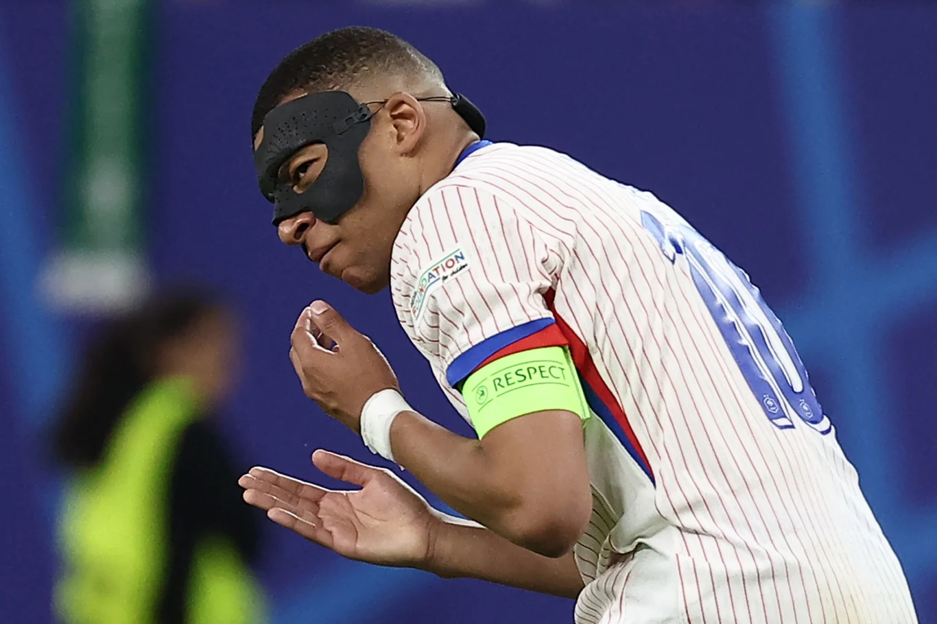 Kylian Mbappe cierpi z powodu złamanego nosa, a Francja cierpi na boisku