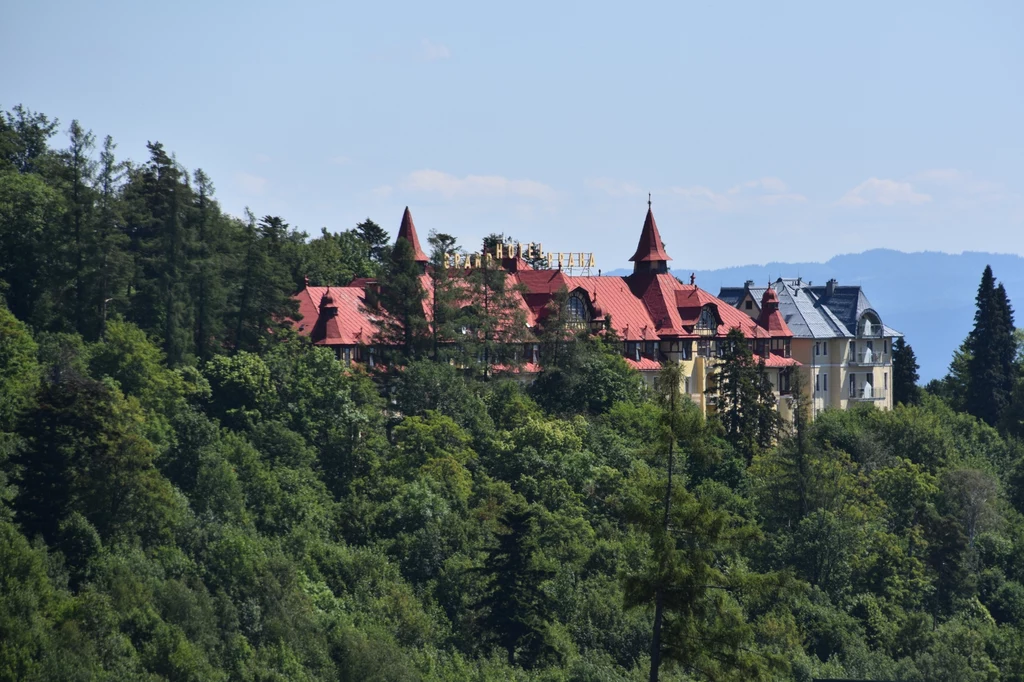 Będąc w Tatrzańskiej Łomnicy można zatrzymać się w zabytkowym Grand Hotel Praha, który działa od 1905 roku